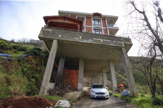 <p>Rize'de il merkezine bağlı Dağınıksu Mahallesi'nde arsası bulunan ve İstanbul'da yaşayan Sadri Kopuz, 2013 yılında bu alana ev yapmaya karar verdi.</p>
<p>Bölgenin eğimli olması sebebiyle evini inşa etmekte zorlanan Kopuz, tapulu arsasından geçen mahalle yolunun üzerine beton kolonlar dikerek 3 katlı bina yaptı.</p>
<p>Kopuz, böyleyece yaptığı yeni ev nedeniyle yolu da kapatmamış oldu.</p>