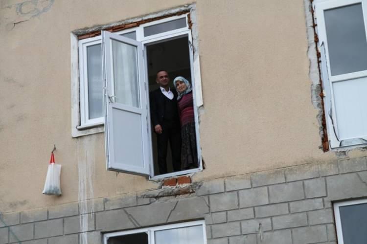 <p>Karadeniz'deki ilginç yapılara bir yenisi daha eklendi.</p>
<p>Rize'de bir vatandaşın balkon kapılarını yaptığı ancak balkonunu yapmaya fırsat bulamadığı evi ilginç görüntü oluşturdu.</p>