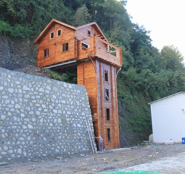 <p>Rize’de bir ahşap ev firması, yaptıkları evlerin en dik yamaçlarda bile kurulabileceğini ispatlamak için beklide ülkenin en ilginç çalışma ofislerinden bir tanesini inşa ettiler. K</p>