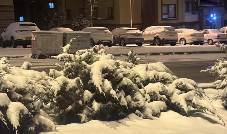 <p>ERZURUM<br />
<br />
Erzurum'da etkili olan kar yağışı kenti beyaza bürüdü. Park halindeki araçlar ile ağaç ve bitkilerin üzeri karla kaplandı.</p>