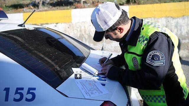 <p>Kırmızı ışık ihlalinde yeni cezalar şöyle olacak:</p>
<p>1 yıl içinde 3 kez ihlal yapan sürücünün ehliyetine 3 ay el konulacak.</p>
<p>Aynı yıl içinde ikinci kez 3 ihlal yapan sürücüye 135 gün ceza verilecek.</p>
<p>Üçüncü kez 3 ihlal yapan sürücü ise 180 gün ehliyetsiz kalacak.</p>