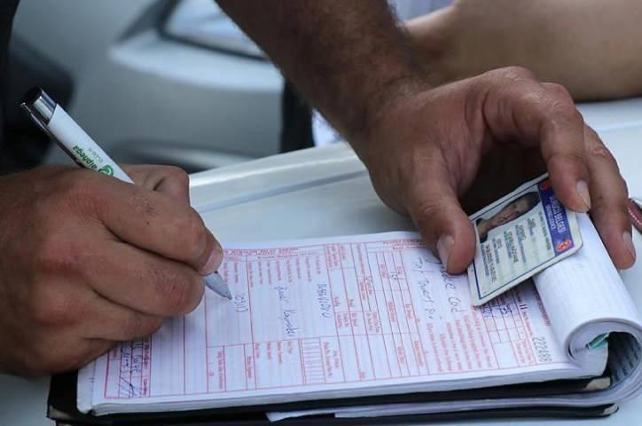 <p>Trafikte en tehlikeli ihlallerden biri olan alkollü ve uyuşturucu etkisi altındayken araç kullanımı için de cezalar katlanıyor. Mevcut uygulamada 0.50 promilin üzerinde alkol tespit edilen sürücülerin ehliyetine 6 ay el konulurken, bu sürenin 1 yıla çıkarılması planlanıyor.</p>