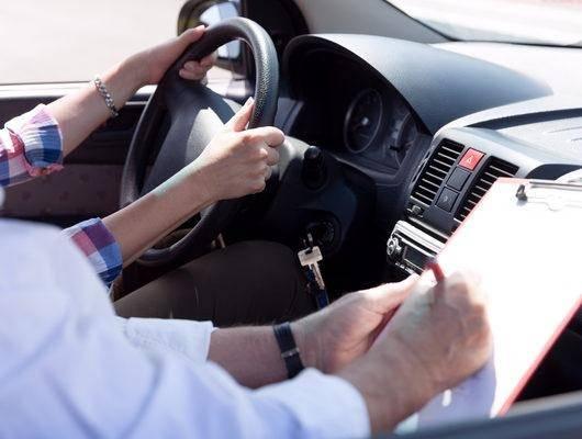 <p>Yeni düzenlemede yaşlı sürücüler için de önemli yenilikler bulunuyor. 65 yaş üstü vatandaşlar için her yıl fiziksel ve psikolojik yeterlilik testlerine girme zorunluluğu getirilmesi gündemde. Testleri geçemeyen sürücüler trafikten ömür boyu men edilebilecek.</p>