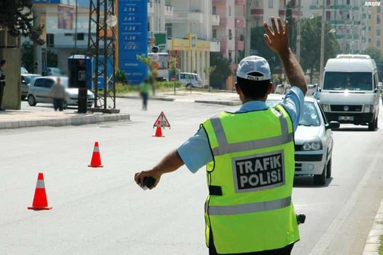 <p> Hem sürücülerin hem de yayaların güvenliği için getirilecek bu katı kurallar, trafikte daha dikkatli bir davranış kültürü oluşturmayı hedefliyor. Yasa teklifinin önümüzdeki günlerde Meclis'e sunulması bekleniyor.</p>