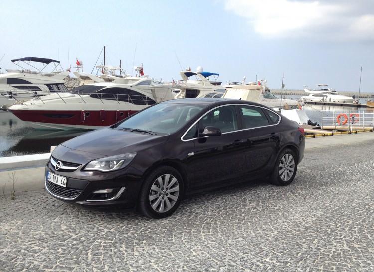 <p><span style="color:#B22222"><strong> Opel Astra Sedan</strong></span></p>
<p> </p>
<p>Hem geniş hem de şık bir sedan isteyenler için iyi bir orta yol.</p>