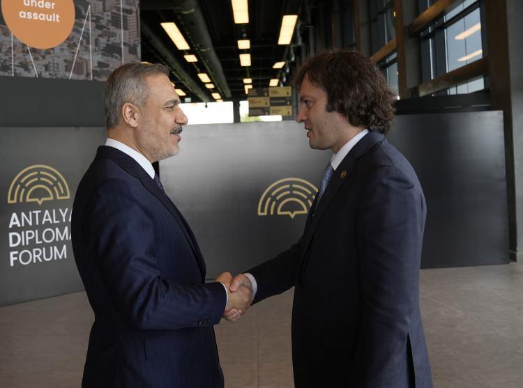 <p>Dışişleri Bakanı Hakan Fidan, Foruma katılan Gürcistan Başbakanı Irakli Kobakhidze'yi karşıladı.</p>