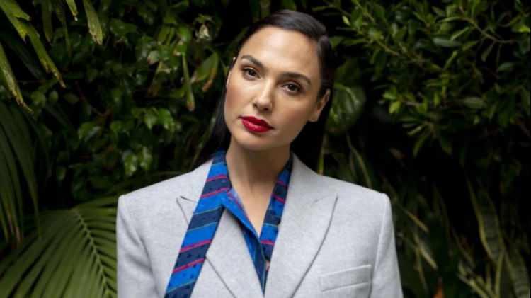 <p><strong><span style="color:#B22222">GAL GADOT </span>| İSRAİL</strong></p>
<p> </p>
<p><strong>Oyuncu</strong></p>