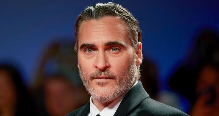 <p><strong><span style="color:#B22222">JOAQUIN PHOENIX</span> | FİLİSTİN</strong></p>
<p> </p>
<p><strong>Joker karakterini oynayan aktör</strong></p>