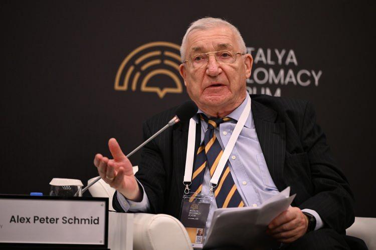 <p> Panele Uluslararası Terörizmle Mücadele Merkezi Araştırmacısı Alex Peter Schmid konuşmacı olarak katıldı.</p>