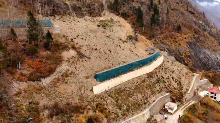 <p>Yılmaz, <strong>"Çalışma şartlarımız zor ve tehlikelidir. 'Gabion duvar', 'toprakarme duvar' demektir. Dışında erozyon örtüsü, içerisindeki anolar olmak üzere sıkıştırılmış topraktan oluşmaktadır. Bunu bir set haline getiriyoruz. 'Gabion duvar'ı kullanmamızın ana sebebi, düşme ihtimali olabilecek olan bir kayanın, toprakarmeye çarpması halinde sıçramayı engellemesidir. Toprakarme, eğimin fazla olduğu coğrafyalarda kullanıma uygundur. Bu alanlara çözüm bulamıyorduk, kangrenleşmişti. Ama geldiğimiz noktada, almış olduğumuz önlemler çözüm oluyor."</strong> diye konuştu.</p>