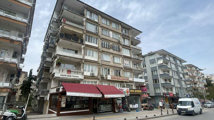 <p><strong><span style="color:#A52A2A">PAR&Ccedil;ALANMIŞ CESET BULUNDU&nbsp;</span></strong></p>

<p><strong>Yapılan aramalar neticesinde şahsın par&ccedil;alanmış cesedi,</strong> evin havalandırma boşluğunda &uuml;zerine toprak &ouml;rt&uuml;l&uuml; halde bulundu.&nbsp;</p>
