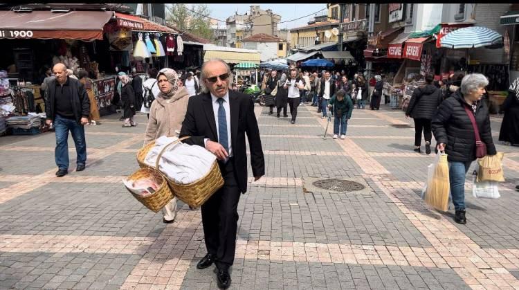 <p><span style="color:#B22222"><strong>&lsquo;UNLU MAMUL İŞİYLE UĞRAŞAN HERKESİN D&Uuml;ZENLİ BİR GİYİME İHTİYACI VAR&rsquo;</strong></span></p>

<p>Hijyen konusunda titiz davranan ve eldivenle tuttuğu simitleri, m&uuml;şterilerine ikram eden Berksun, sadece kış aylarında değil, yaz sıcağında da tarzından ve dış g&ouml;r&uuml;n&uuml;ş&uuml;nden taviz vermeyerek, takım elbisesi ve kravatıyla, &ccedil;arşı &ccedil;arşı dolaşıp simit satıyor.</p>
