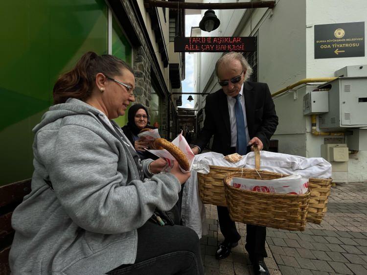 <p><span style="color:#B22222"><strong>&Ccedil;EVRESİ ONA 'KRAVATLI SİMİT&Ccedil;İ' DİYOR</strong></span></p>

<p>&nbsp;</p>

<p>Hijyen ve şıklık konularında sekt&ouml;rde fark yaratmayı ama&ccedil;layan Berksun, mesleğine verdiği &ouml;nemi toplumsal bir ihtiyacı karşılamak olarak değerlendiriyor.</p>

<p>&Ccedil;evresinde &lsquo;kravatlı simit&ccedil;i&rsquo; olarak tanınan Ahmet Berksun, her işte bir &ouml;nc&uuml;ye ihtiyacın olduğunu dile getirerek, &ldquo;Ben de simit d&uuml;nyasında &ouml;nc&uuml;l&uuml;k yapmayı d&uuml;ş&uuml;nd&uuml;m. Buna da toplumun ihtiyacı olduğunu d&uuml;ş&uuml;n&uuml;yorum. Bence temizliğin &ouml;n planda olması gerekli. Sadece sokak simit&ccedil;ilerinde değil, simit saraylarında bile b&ouml;yle kıyafetlerin d&uuml;zg&uuml;n olması ve m&uuml;şteriye &ouml;zenli hareket edilmesi gerektiği d&uuml;ş&uuml;ncesindeyim. Unlu mamul işiyle uğraşan herkesin d&uuml;zenli bir giyime ihtiyacı var" dedi.</p>
