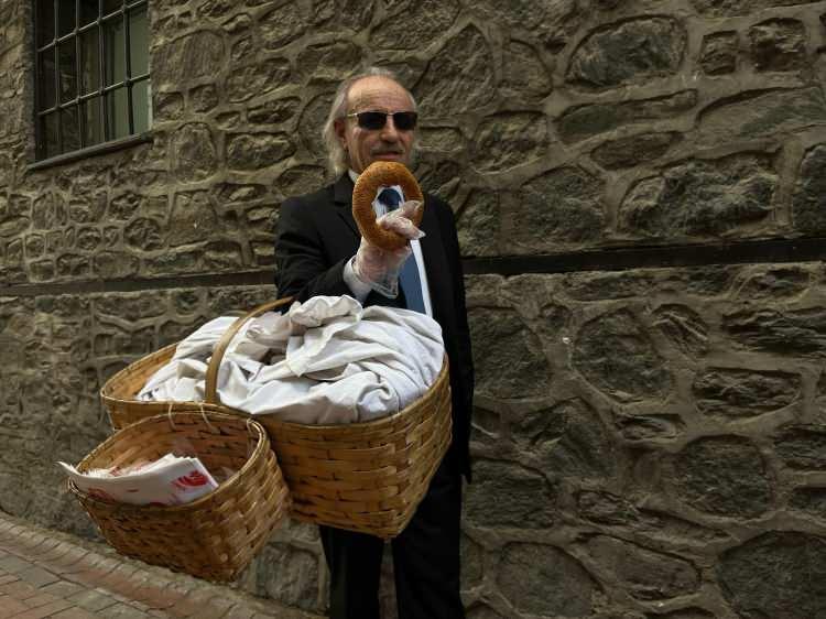 <p><span style="color:#B22222"><strong>&lsquo;HİJYENE &Ouml;NEM VERMELERİNİ TAVSİYE EDİYORUM&rsquo;</strong></span></p>

<p>Meslektaşlarına tavsiyelerde de bulunan Ahmet Berksun, sokakta simit satan ve simit&ccedil;i d&uuml;kkanlarında &ccedil;alışanların da m&uuml;şteriyle ilgilenirken kılık kıyafetlerinin d&uuml;zg&uuml;n olması ve takım elbise giymesi gerektiğini belirterek, &ldquo;Ayrıca hijyene &ouml;nem vermelerini tavsiye ediyorum. Ben bir sokak simit&ccedil;isi olarak bunlara dikkat ediyorsam, onların da dikkat etmeleri gerekiyor" ifadelerini kullandı.</p>
