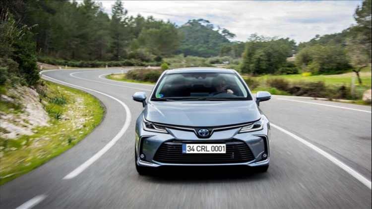 <p><strong>TOYOTA</strong></p>
<p> </p>
<p>Yılın ilk çeyreğini başarılı satış adetleriyle geride bırakan Toyota, Nisan ayından fiyat listelerini güncelleyen markalar arasında. Örnek vermek gerekirse; Corolla’nın baz versiyonu 1.5 Vision Plus Multidrive S modeli mart ayında 1.663.000 TL fiyat etiketine sahipken Nisan ayına bu fiyat 1.758.000 TL olarak açıklanan ama bu aya özel kampanya kapsamında söz konusu aracın fiyatı 1.558.000 TL olarak belirlendi.</p>