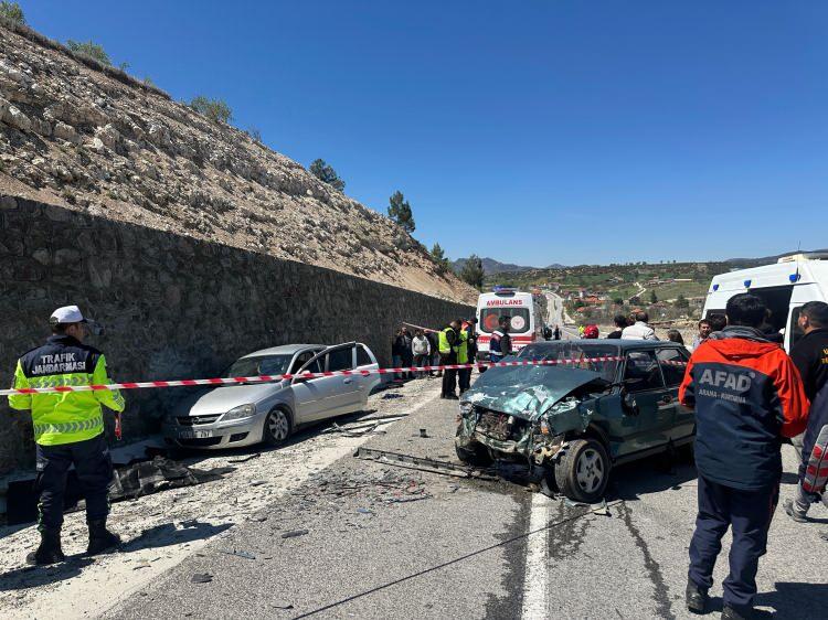 <p>Çarpışmanın etkisiyle 64 LT 767 plakalı otomobil savrularak istinat duvarına çarptı.</p>