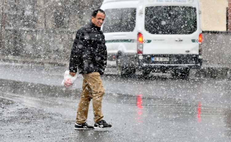 <p>Sarıkamış ilçesinde de kar yağışı ve tipi etkili oldu.</p>

<p>Aniden bastıran kar yağışıyla birlikte ilçeye 15 kilometre uzaklıktaki Handere köyü beyaza büründü.</p>

<p>Tipi nedeniyle araçlar güçlükle ilerleyebildi. Acısu Bölgesi'ndeki Sarıçam Ormanları'nda açan çiğdem çiçekleri karla kaplandı, angıtlar karlı arazide yiyecek aradı.</p>
