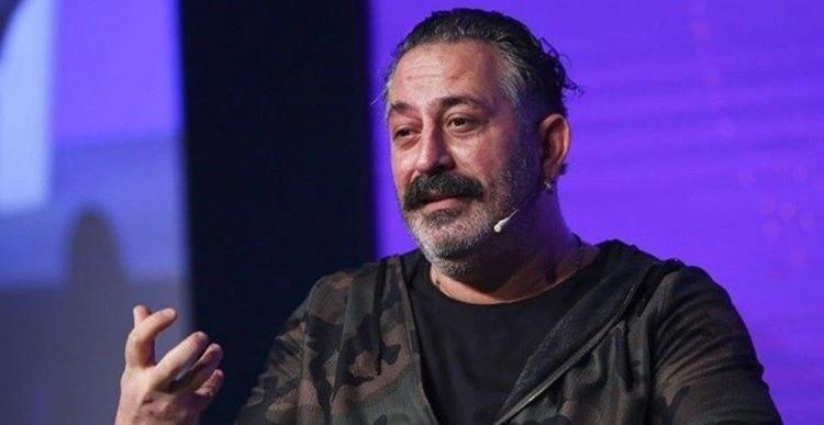 <p><span style="color:#B22222"><strong>SOSYAL MEDYADA VANDALİZM TEPKİSİ</strong></span></p>
<p>X platformunda Newsjunkie Burcu adıyla yazan bir takipçisi "Ferhan Şensoy'un, Yılmaz Erdoğan'ı tiyatrosuna almamasını da, Cem Yılmaz'a kavuğu vermemesini de, Okan Bayülgen'i adamdan saymamasını da bugünlerde iyice idrak ediyoruz" diye yazınca küplere binen ünlü komedyen tarafından hemen cevap döşendi:</p>