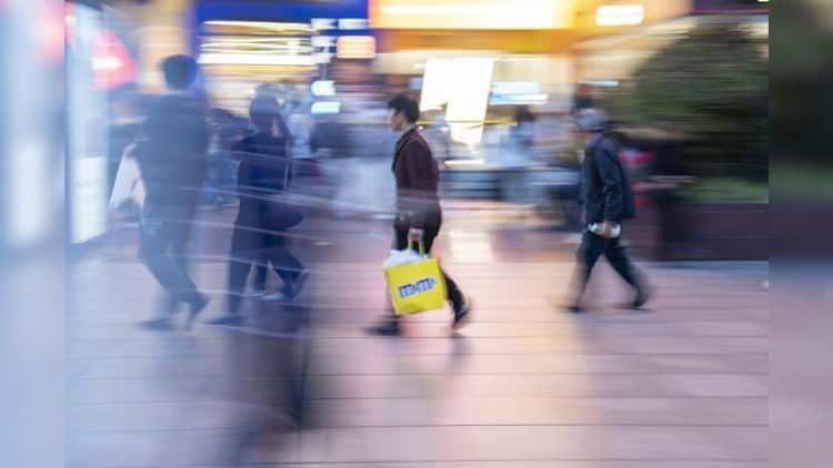 <p><strong>Alkol</strong></p>

<p> </p>

<p>ABD, Avrupa Birliği, Avustralya ve Yeni Zelanda ülkelerinden büyük miktarda şarap ithal ettiğinden içki fiyatlarının artması da muhtemel gözüküyor. Ayrıca ABD, Kanada, Meksika ve Avrupa'dan bira da ithal ediyor.<br />
 </p>

<p> </p>

<p>Listedeki diğer ürünlerde olduğu gibi, fiyat artışlarının kapsamının üreticilere, hangi ülkeden ithal edildiğine ve maliyet artışının ne kadarının ABD tüketicilerine yansıdığına bağlı olacağı ifade ediliyor; buna restoranlar ve barlar da dahil. Bu da tüketicilerin dışarı çıktıkları geceleri pahalılaşması ve sayısının azalması anlamına geliyor.</p>
