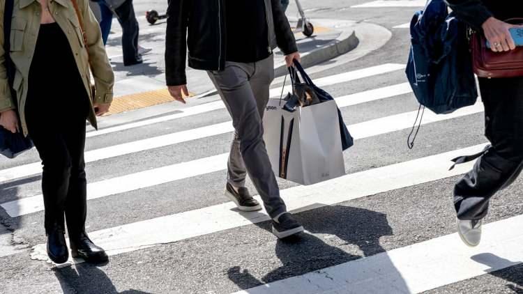 <p><strong>İPHONE'LAR VE DİĞER TEKNOLOJİLER</strong><br />
<br />
 </p>

<p>Wedbush analisti Dan Ives'a göre Apple, iPhone'ların çoğunu Çin'de üretiyor. Analistlere göre ülkeye uygulanan ‘karşılıklı tarife’, maliyeti yüzde 43'e kadar fırlatabilir.<br />
<br />
iPad'ler, Apple Watch'lar ve Airpod'lar dahil olmak üzere diğer Apple ürünleri de benzer artışlarla karşılaşabilir.<br />
 </p>

<p>Apple, tarifelerden sert bir şekilde etkilenecek tek teknoloji şirketi değil.<br />
<br />
Çoğu teknoloji şirketi  Tayvan, Vietnam ve Çin gibi ülkelerden gelen ürünlere güveniyor ancak bu ülkeler sırasıyla yüzde 32, yüzde 34 ve yüzde 46 oranında tarifelerle vurulmuş durumda.</p>
