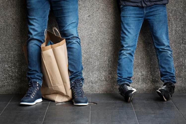 <p><strong>TARİFELER HERKESİ EŞİT ŞEKİLDE ETKİLEMEYECEK</strong><br />
<br />
 </p>

<p>Uzmanlar, düşük gelirli ailelerin, gıda ve giyim gibi temel ihtiyaçların fiyatları arttıkça, artışların maliyetini diğer sosyoekonomik gruplardan daha keskin bir şekilde hissedeceğini söylüyor. The Yale Budget Lab,<strong> “Tarifeler, gelir payı olarak gelir basamaklarının en altındaki hanelere, en üsttekilerden daha fazla yük bindiriyor”</strong> diyor.<br />
 </p>

<p>Tax Foundation'a göre, tarihsel olarak tarifeler işletmeler ve tüketiciler için daha yüksek fiyatlara ve mal ve hizmet miktarlarının azalmasına neden oluyor. Bu durumun, geçmişte daha düşük gelir, azalan istihdam ve daha düşük ekonomik çıktı ile sonuçlandığı biliniyor.</p>
