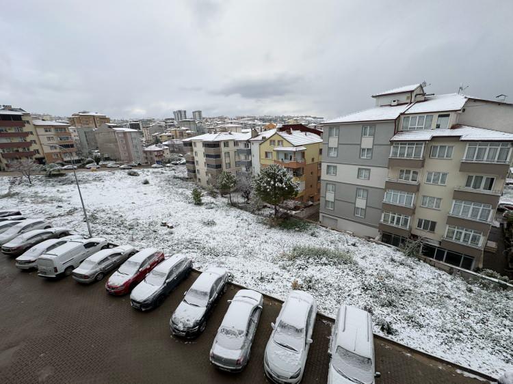 <p>BİLECİK</p>
<p>Bilecik'in yüksek kesimleri ile kent merkezinde etkili olan kar yağışı nedeniyle bazı araçların üzeri, evlerin çatıları ile yolların bazı kısımları kar ile kaplandı.</p>
<p> </p>