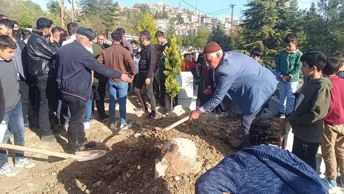 <p>Siirt'te ilginç bir olay yaşandı. Edinilen bilgilere göre 9 Nisan'da, Naif Sepet (63) hayatını kaybetti.</p>
<p> </p>