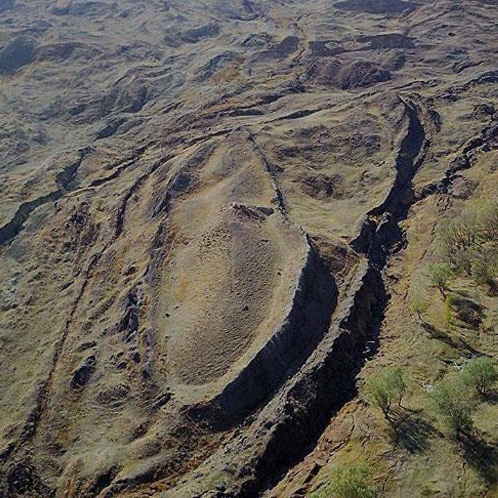 <p>İNCİL'DEKİ ANLATI İLE TUTARLI</p>

<p>Radar teknikleri, oluşumun derinliklerinde, bir geminin iç bölümlere ayrıldığının kanıtı olabilecek dikdörtgen şekilleri ortaya çıkardı. Yapılan testlerde toprakta kil benzeri maddeler, deniz tortuları ve hatta yumuşakçalar gibi deniz canlılarına ait kalıntıların bulunduğu görüldü.</p>
