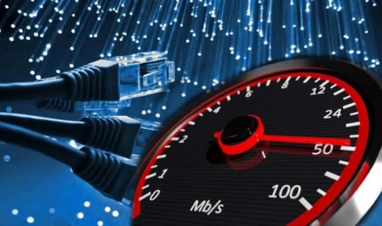 <p>4G, insan yaşamına mobil interneti getirdi. İnsanları e-alışveriş, e-sağlık, e-bankacılık, navigasyon gibi uygulamalarla tanıştırdı. Bu uygulamalar, kişisel ve toplumsal ölçekte büyük bir zaman tasarrufu ve verimlilik artışı sağladı. Ekonomik ve sosyal hayatı artık cep telefonu olmadan düşünemiyoruz. 5G/6G mevcut iletişim hizmetlerini daha ucuza, daha kaliteli olarak vermeye olanak sağlayacak. Bunun yanında, bu yeni standartlar, yapay zeka, otomasyon, sanal gerçeklik gibi birçok yeni uygulamanın altyapısını oluşturuyor. </p>
