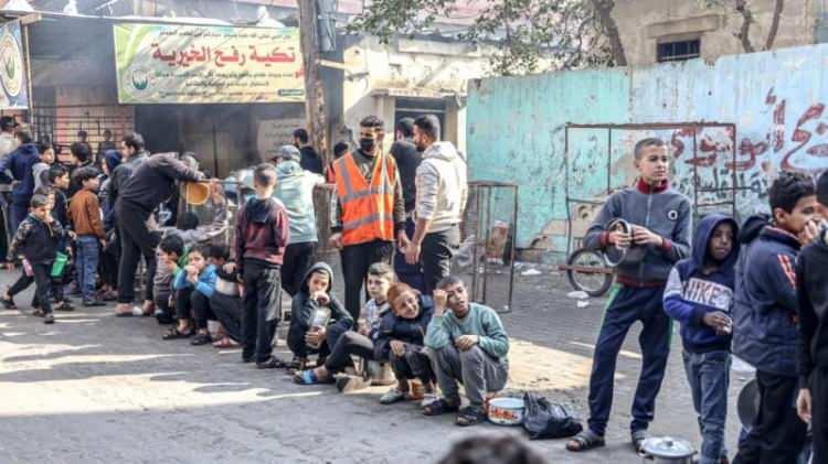 <p>İsrail basını, ordunun "gelecek haftalarda" Gazze'ye bazı insani yardımların girişine izin vereceğini iddia etti.</p>