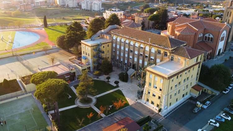 <p><span style="color:#B22222"><strong>8)  ST GEORGE'S ULUSLARARASI OKULU  |  İSVİÇRE</strong></span></p>

<p> </p>

<p>İsviçre'de yer alan bu okul, öğrencilere uluslararası bir eğitim deneyimi sunar ve küçük sınıflarıyla dikkat çeker.</p>
