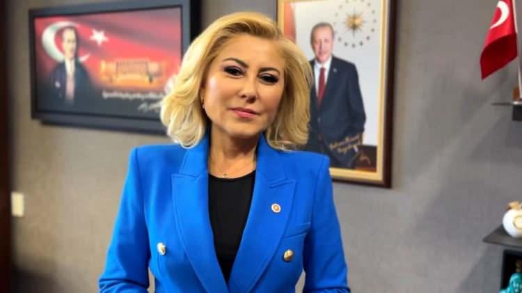 <p><span style="color:#000000"><strong>Sanat dünyasında, hele ki sahne sanatlarında, eleştiriye kapalı bir yönetim anlayışı en hafif tabirle trajikomiktir. İzmir Şehir Tiyatroları'nı kişisel hesaplaşma sahasına çevirmek, tiyatroyu değil, egoyu yönetmeye çalışmaktır." diye konuştu.</strong></span></p>