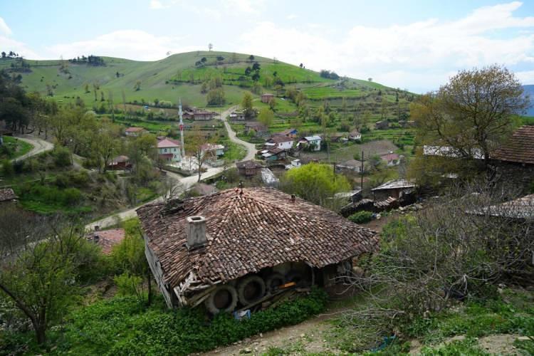 <p>Samsun'un Alaçam ilçe merkezine yaklaşık 40, şehir merkezine ise 120 kilometre uzaklıkta bulunan Gökova Mahallesi, sağır ve dilsiz sayısının fazlalığı ile şaşkınlığa neden oluyor. </p>