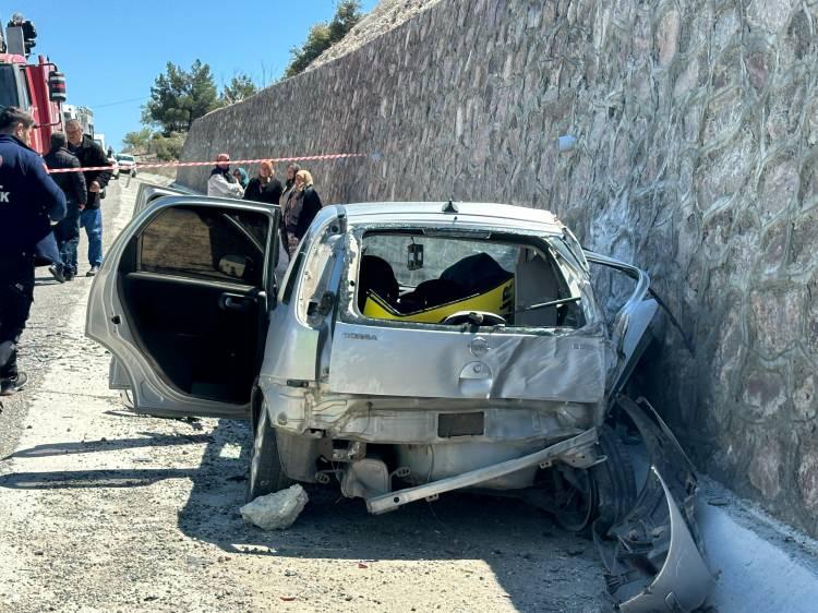 <p>OLAY YERİNDE HAYATINI KAYBETTİ</p>
<p>112 Sağlık ekiplerince yapılan ilk incelemede 64 LT 767 plakalı otomobilde yolcu konumunda bulunan Gülümser Arıkan (52) olay yerinde hayatını kaybettiğini belirlendi.</p>
