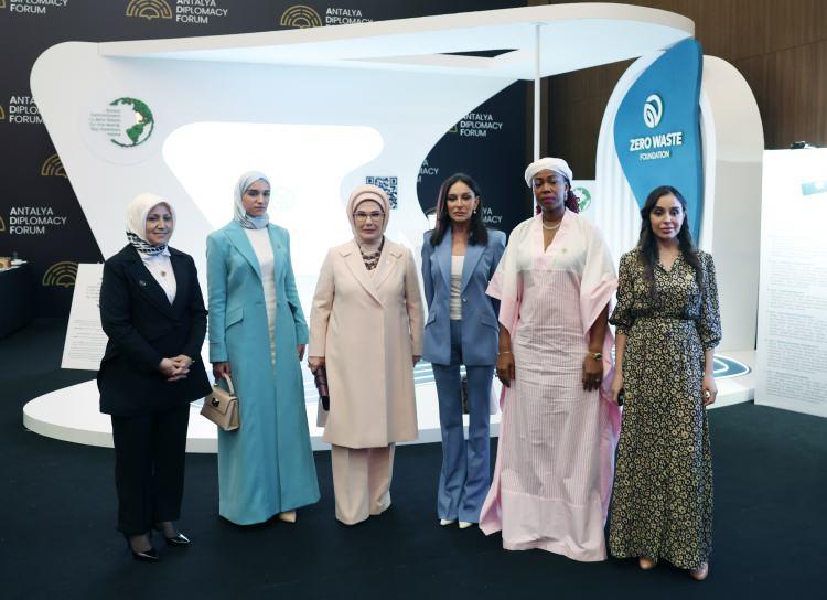 <p>Cumhurbaşkanı Recep Tayyip Erdoğan ve eşi Emine Erdoğan, NEST Kongre Merkezi'nde düzenlenen, Anadolu Ajansının (AA) 'Global İletişim Ortağı' olduğu 'Antalya Diplomasi Forumu'nun resmi açılış törenine katıldı.</p>