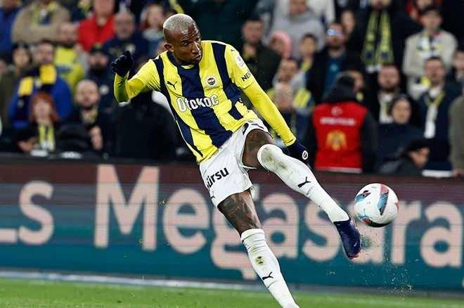 <p><strong>Sports Asharq: Fenerbahçe Talisca'nın 3 golüyle galibiyeti kaptı ve zirveye bir adım daha yaklaştı.</strong></p>