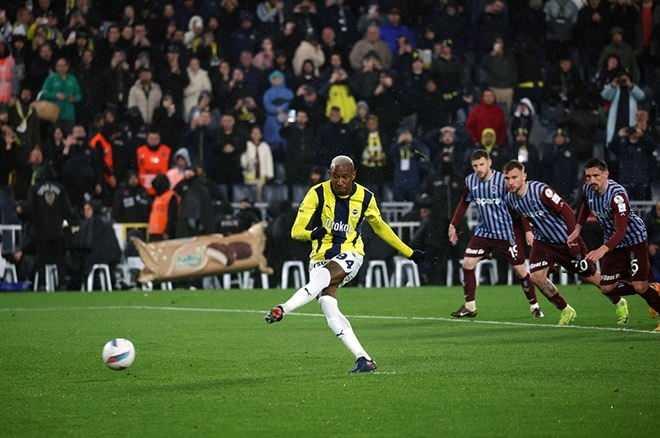 <p><strong>Slaati: Fenerbahçe, Anderson Talisca'nın önderliğinde Trabzonspor'u 4-1 yenerek lider Galatasaray'a baskıyı sürdürdü.</strong></p>