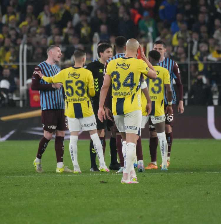 <p>Müsabakasnın ikinci yarısında 3 gol atarak hat-trick yapan Brezilyalı yıldız, Süper Lig kariyerindeki ilk hat-trickini de Trabzonspor'a karşı yaşadı.</p>
