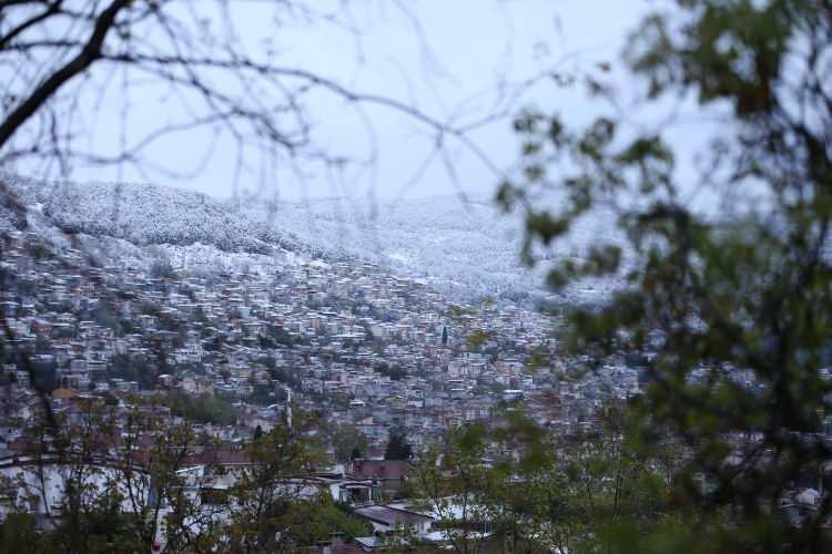 <p>BURSA<br />
<br />
Bursa'da etkili olan kar yağışı nedeniyle evlerin çatıları ile Uludağ'ın etekleri karla kaplandı.</p>