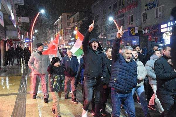 <p>Ellerinde T&uuml;rk ve Filistin bayrakları ile Karaer Mahallesi'ne y&uuml;r&uuml;yen katılımcılar, Gazze'ye y&ouml;nelik saldırılara tepki g&ouml;sterdi.</p>

<p>&nbsp;</p>

<p>Y&uuml;r&uuml;y&uuml;ş&uuml;n ardından Kur'an-ı Kerim okundu ve Gazze i&ccedil;in dualar edildi.</p>
