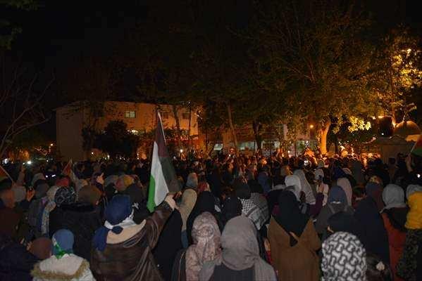 <p>Temur, <strong>"Tekbir cuması olarak belirlenen ve b&uuml;t&uuml;n d&uuml;nya M&uuml;sl&uuml;manlarının bir araya gelerek ger&ccedil;ek g&uuml;&ccedil; sahibinin kim olduğunu g&ouml;stermek adına, &ccedil;ağrıyla bizler de burada toplandık. Rabb'im bug&uuml;n burada toplanmamızı ve onun i&ccedil;in yapacağımız duaları ve tekbirleri Gazze'deki m&uuml;cahit kardeşlerimizin zaferine ve oradaki siyonist vahşetin bir an &ouml;nce son bulmasına vesile kılsın."</strong> dedi.</p>

<p>&nbsp;</p>
