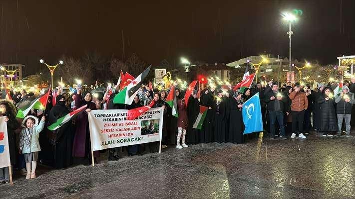 <p>Erzincan&rsquo;da ellerindeki T&uuml;rk ve Filistin bayraklarıyla Kızılay Meydanı&rsquo;nda toplanan "Filistin Dayanışma Platformu" mensupları ile vatandaşlar, İsrail aleyhine slogan atarak tekbir getirdi.</p>

<p>&nbsp;</p>
