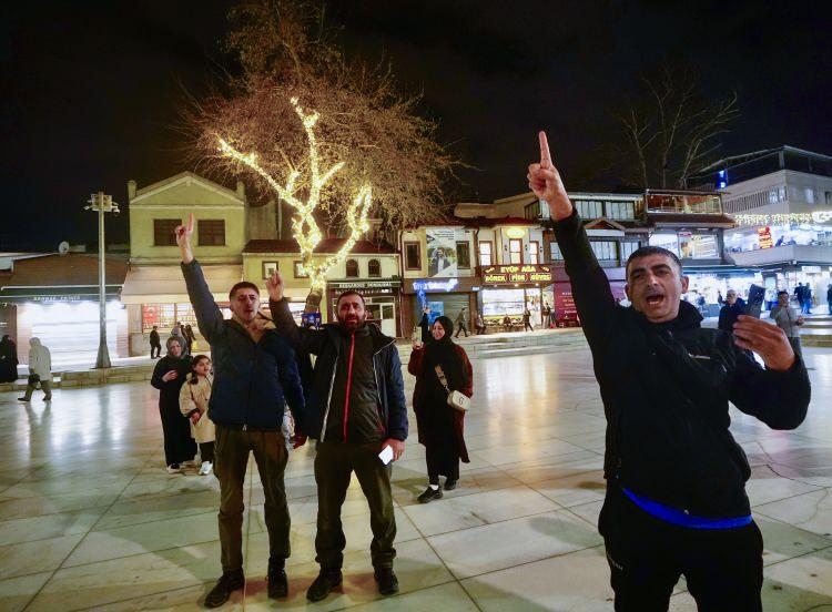 <p><span style="color:#B22222"><strong>İSTANBUL</strong></span></p>

<p>İsrail'in Gazze'ye y&ouml;nelik saldırıları, İstanbul genelinde tekbirlerle protesto edildi.</p>

<p>Filistin Alimler Birliğinin "Tekbir Cuması" &ccedil;ağrısı &uuml;zerine vatandaşlar, eş zamanlı olarak kentin farklı noktalarında toplandı.</p>

<p>Vatandaşlar, İsrail'in saldırılarını hep birlikte tekbir getirerek protesto etti.</p>

<p>Ey&uuml;psultan, Başakşehir, &Uuml;mraniye, &Uuml;sk&uuml;dar, Sultanbeyli, Kartal, Pendik ve Tuzla'da toplanan vatandaşlara, yoldan ge&ccedil;en ara&ccedil;lar korna &ccedil;alarak, yayalar ise tekbirlere eşlik ederek destek verdi.</p>

<p>Protestolara, Peygamber Sevdalıları Vakfının aralarında bulunduğu bazı sivil toplum kuruluşları da katıldı.</p>
