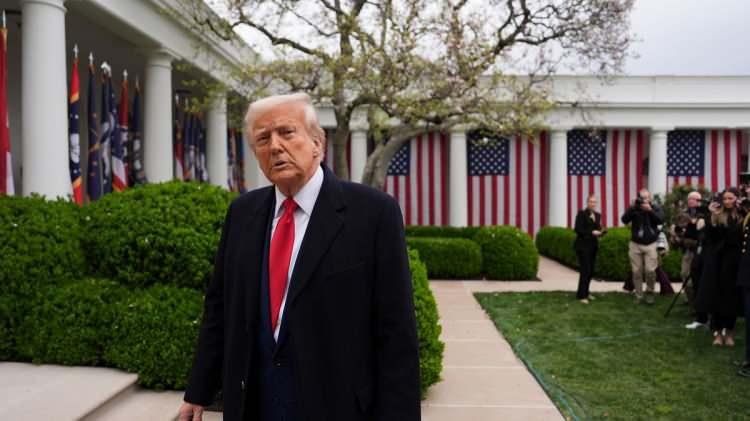 <p>Geçen çarşamba günü Trump’ın gümrük vergisi açıklamasının ardından S&P 500 endeksi 11% düştü.</p>
<p>Bunun ardından, 2025 yılının başında toplam net değerleri 2 trilyon doları aşan dünyanın en zenginlerinin hisse senedi varlıklarında önemli bir küçülmeye neden oldu.</p>