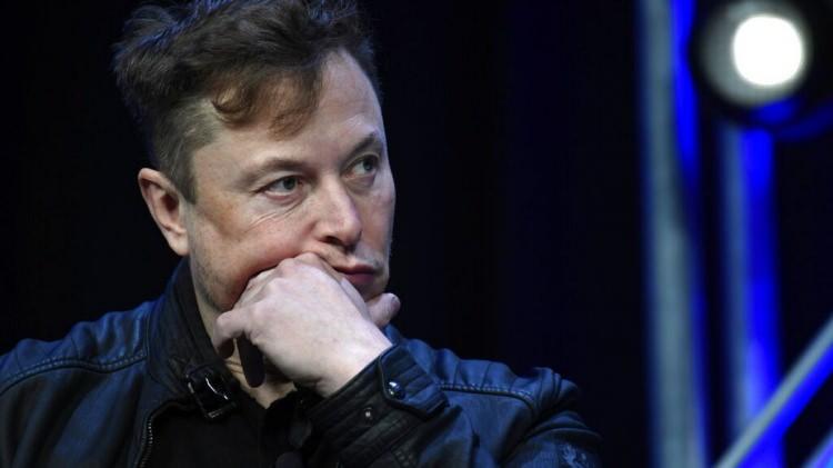 <p><span style="color:#B22222"><strong>1. Elon Musk (Tesla CEO’su) - 33 milyar dolar kayıp</strong></span></p>
<p> </p>
<p>Pazartesi günü Musk’ın net değeri, geçen yıldan bu yana görülmemiş bir seviye olan 300 milyar doların altına düştü.</p>
<p>Bloomberg Milyarderler Endeksi, Musk’ın servetinin pazartesi günü piyasa kapanışında 298 milyar dolar olduğunu gösterdi. Bu, yılbaşından bu yana yaklaşık 135 milyar dolar veya 31% azalma anlamına geliyor.</p>