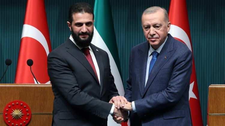<p>Η ισραηλινή κυβέρνηση, η οποία αντιλαμβάνεται τη δημιουργία μιας βάσης από την Τουρκία στην περιοχή ως απειλή, έχει πραγματοποιήσει διάφορες συνομιλίες σύμφωνα με την "απειλή" που θα μπορούσε να τεθεί από τις βαθιές σχέσεις μεταξύ Ερντογάν και Αχμέντ αλ Σάρα.<span style="color:#B22222">​</span></p> 