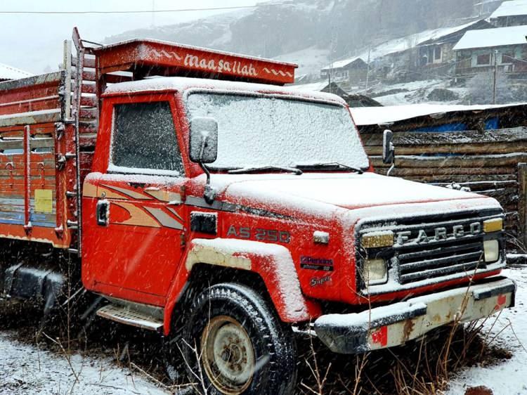 <p>ERZURUM<br />
Gün içinde Erzurum'da tipi şeklinde etkili olan kar, akşam saatlerinde yerini kar yağışına bıraktı.</p>
<p>Kent merkezinde etkisini sürdüren kar nedeniyle araç ve ağaçların üzeri beyaza büründü.</p>
<p>Hızlı şekilde yağan kar nedeniyle vatandaşlar da yürümekte güçlük çekti.</p>
<p>Şenkaya ilçesinde de soğuk havanın ardından yüksek kesimlerde kar etkili oldu.</p>
<p>İlçenin Değirmenlidere Mahallesi ve ormanlık alan beyaza büründü.</p>