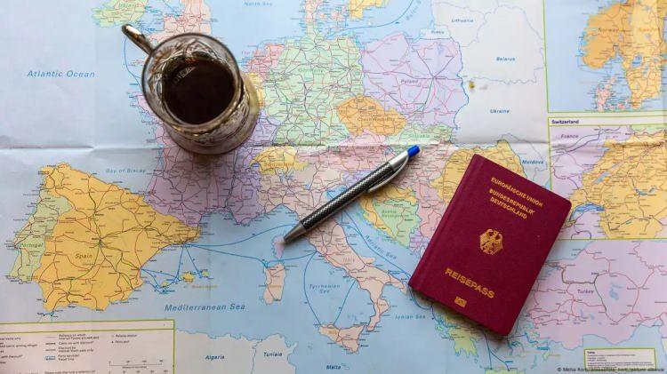 <p>PASAPORTUNUZU NASIL KORUMALISINIZ?</p>
<p>Pasaport sadece bir kimlik değil; aynı zamanda bir seyahat iznidir. Bu nedenle pasaportunuza zarar vermemek son derece önemli. Şunlara dikkat etmeniz önerilir:</p>
<p>REKLAM</p>
<p>Fotoğraf sayfası en çok zarar gören yerdir, düzenli kontrol edin.</p>
<p>Elektronik çip bozulursa hızlı geçişlerde sorun yaşayabilirsiniz.</p>
<p>Bilgilerde hata varsa seyahat etmeniz engellenebilir.</p>
<p>Aşırı yıpranmış ya da ıslatılmış pasaportlar bazı ülkelere girişte reddedilebilir.</p>
