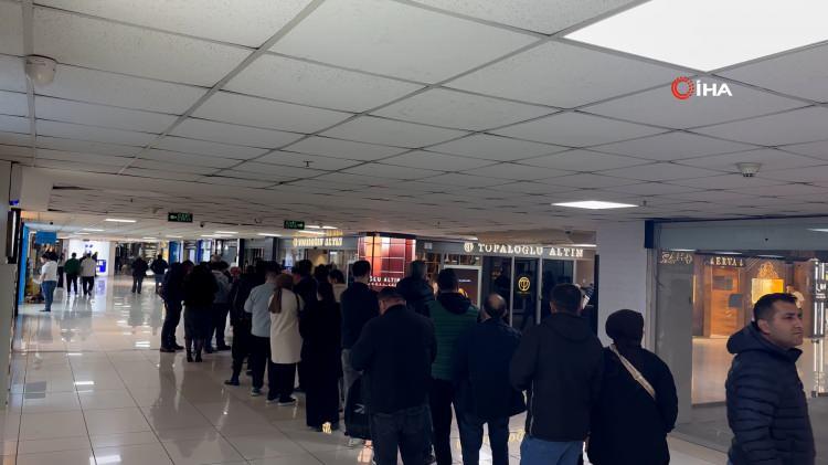 <p><strong>ONS ALTIN GERİLEDİ</strong></p>

<p> </p>

<p>Haftanın ilk işlem gününde 2 bin 956 dolara kadar gerileyen ons altınla birlikte altın fiyatları geriledi. 3 bin 830 lira seviyelerine kadar çıkan gram altın, yeni haftanın ilk iş günlerinde 3 bin 780 lira seviyelerine kadar geriledi. </p>
