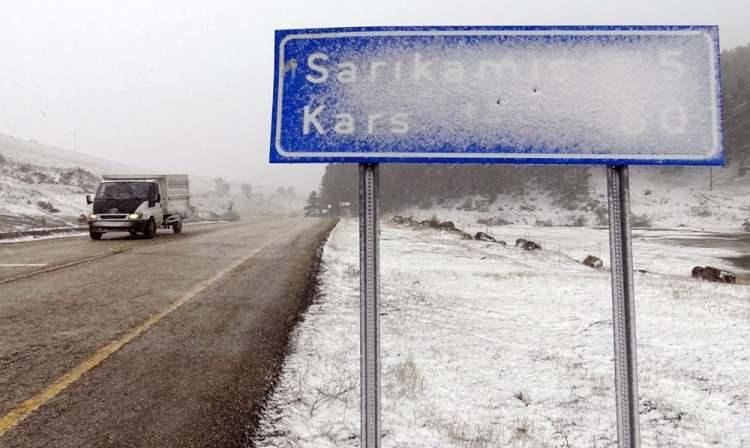 <p>KARS<br />
Kars'ta da aniden etkili olan kar yağışına bazı vatandaşlar hazırlıksız yakalandı.</p>
<p>Kent merkezini etkili olan sağanak yerini kar yağışına bıraktı. Kar yağışı nedeniyle yüksek kesimler beyaza büründü.</p>